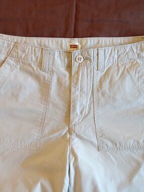 Women's Levi's khaki pants, size 27, ivory.